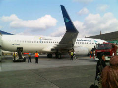 Saya naik pesawat Garuda dari Jakarta ke Bali.